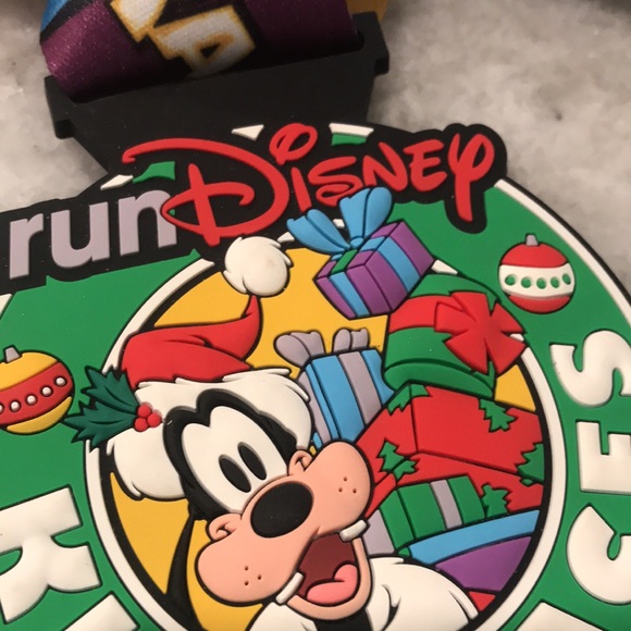 Run Disney Medal 2015 November Christmas Kids Race Pluto Marathon Runner - Picture 5 of 5
